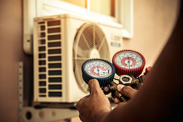 Professional Heat Pump Repair technician working in Dundee, FL